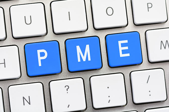 Technicien informatique intervenant sur le serveur d'une PME dans le cadre d'un contrat d'infogérance